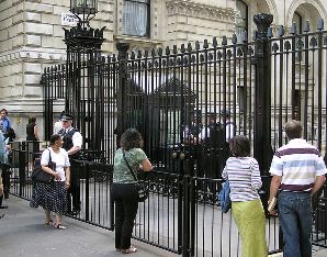 David Cameron bezieht 10 Downing Street